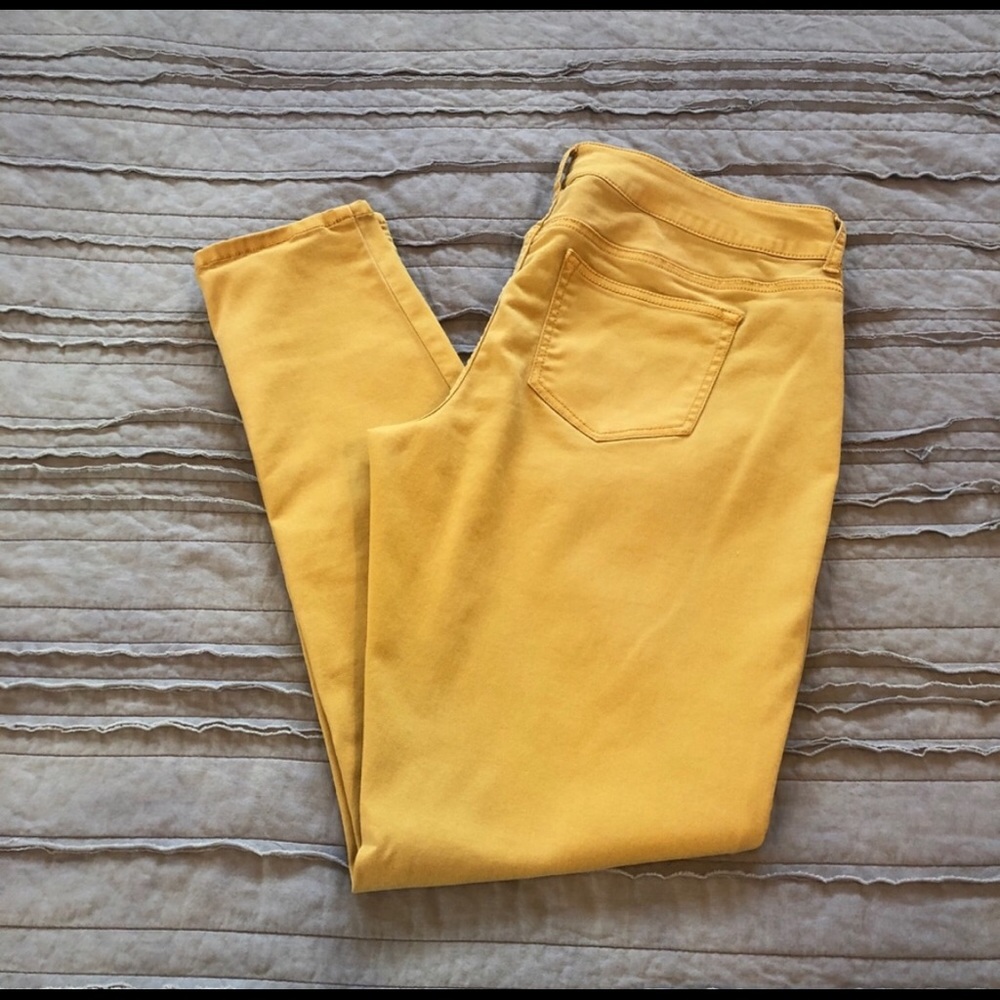Maurices Bright Yellow Jeggings/Skinny Jean Sz L
